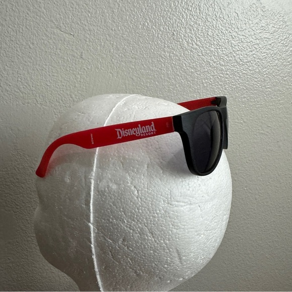 Disneyland Resort Magic Key Holder Sun Glasses Sunglasses UV Park Exclusive HTF - Picture 2 of 6